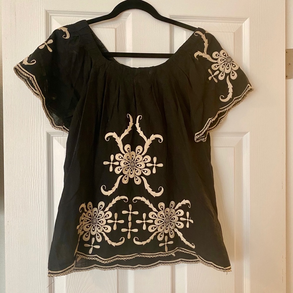 Beautiful Black/Tan Embroidered Top | S